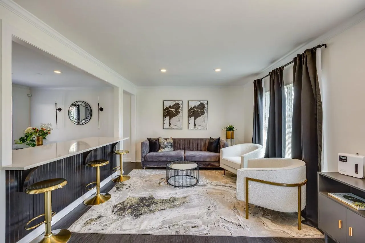 Modern Richmond Home With Deck, Close To Downtown! Holiday home