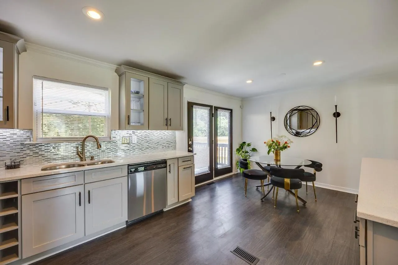Holiday home Modern Richmond Home With Deck, Close To Downtown!