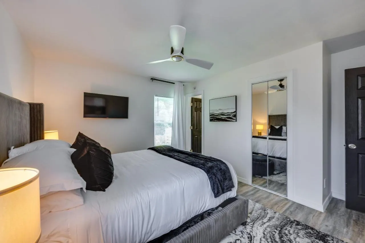 Modern Richmond Home With Deck, Close To Downtown! Holiday home