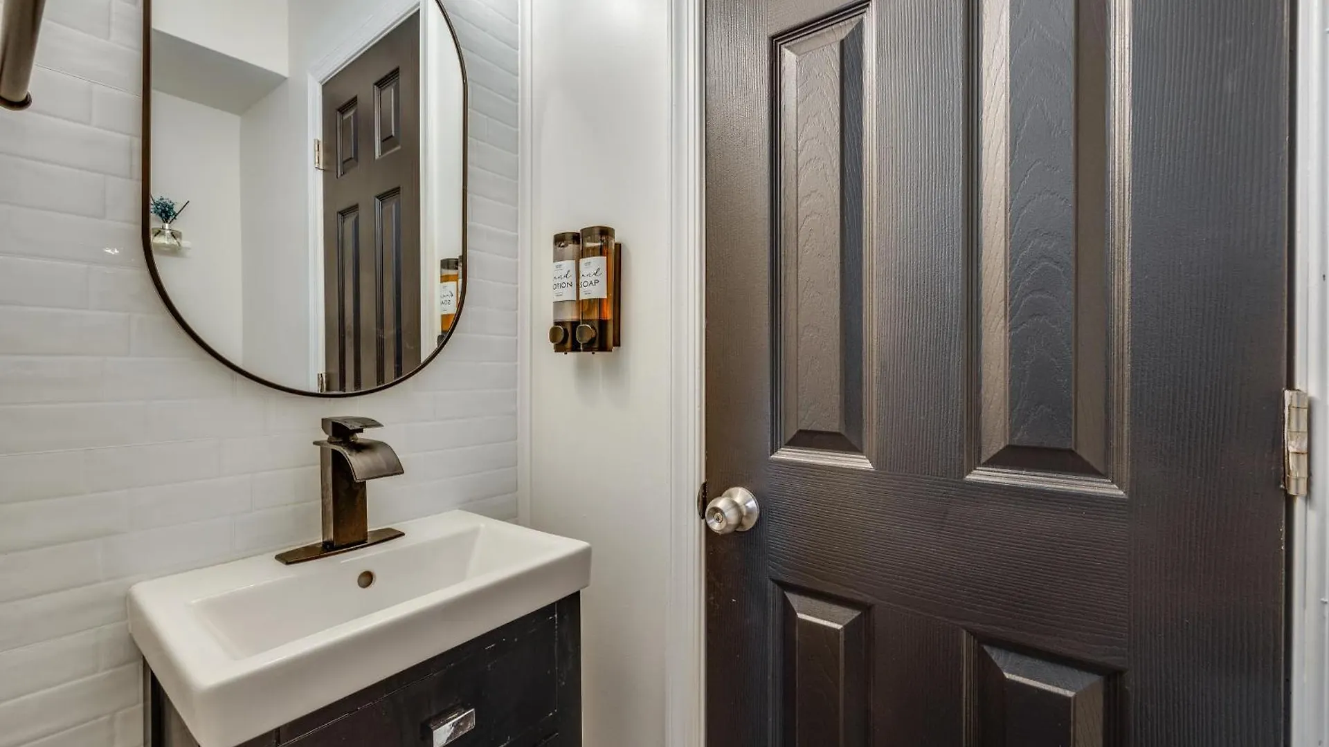 Modern Richmond Home With Deck, Close To Downtown!