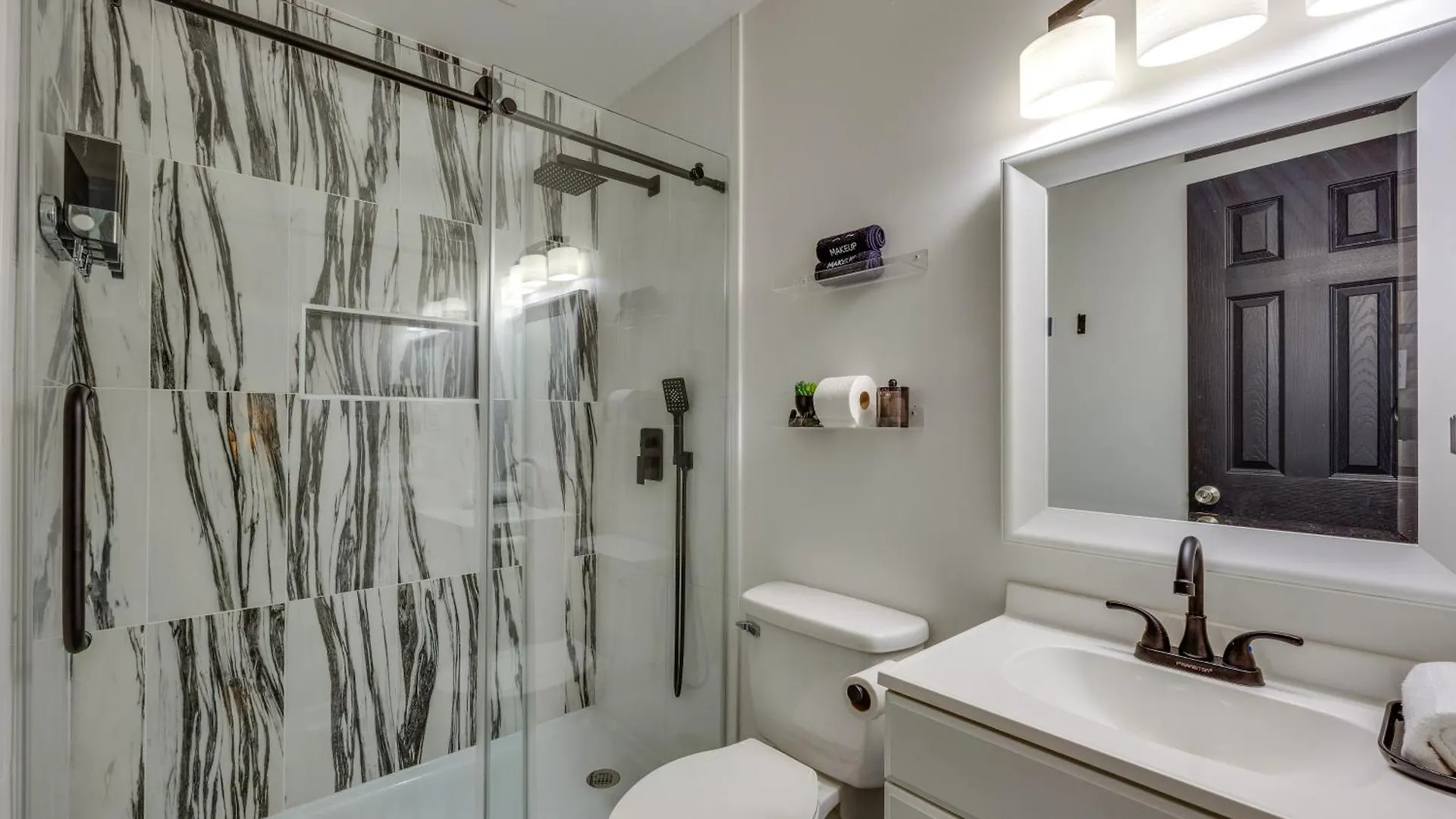 Modern Richmond Home With Deck, Close To Downtown! Holiday home