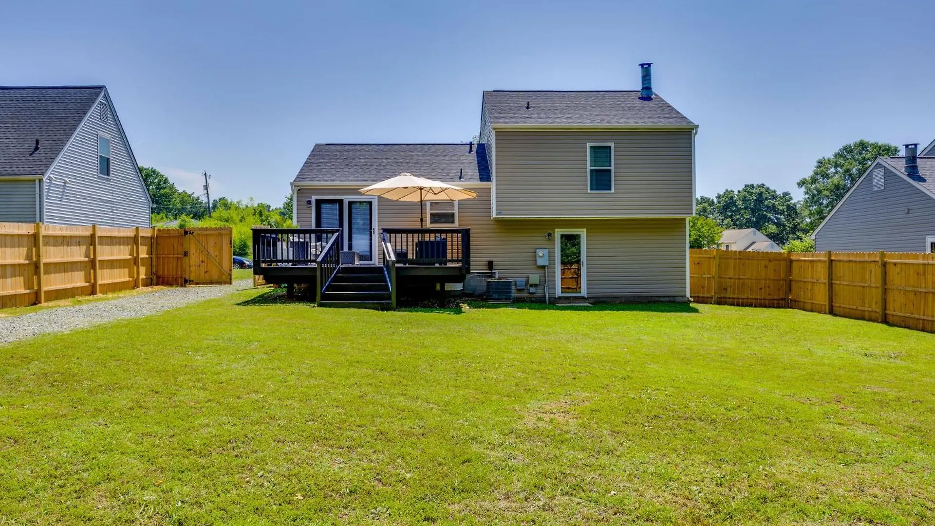 Modern Richmond Home With Deck, Close To Downtown! Holiday home