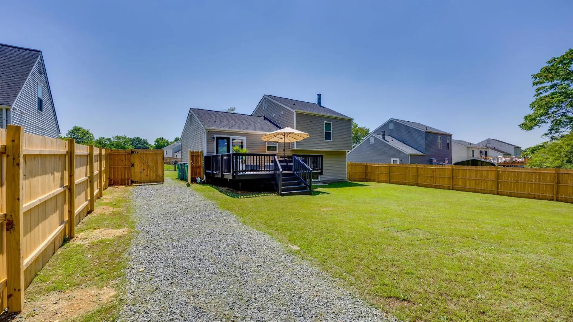 Holiday home Modern Richmond Home With Deck, Close To Downtown!